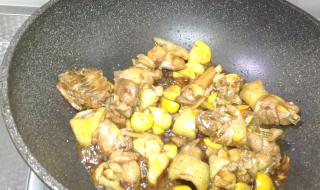 香菇板栗焖鸡的做法